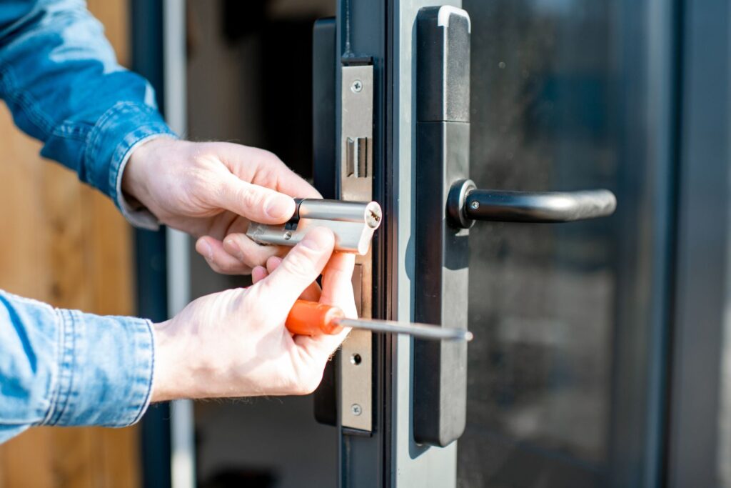 instalar cerradura inteligente TTLock,instalar cerradura inteligente,cerradura inteligente paso a paso,instalación cerradura TTLock,cerradura inteligente,paso a paso,Herramientas necesarias para instalar una cerradura inteligente