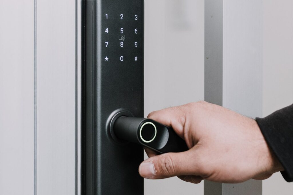 Cómo las cerraduras inteligentes están revolucionando alquileres temporarios,Check-in sin contacto,seguridad,comodidad,Más seguridad y control,cerraduras inteligentes,Airbnb,alquileres temporarios,códigos únicos para cada reserva,experiencia para el huésped